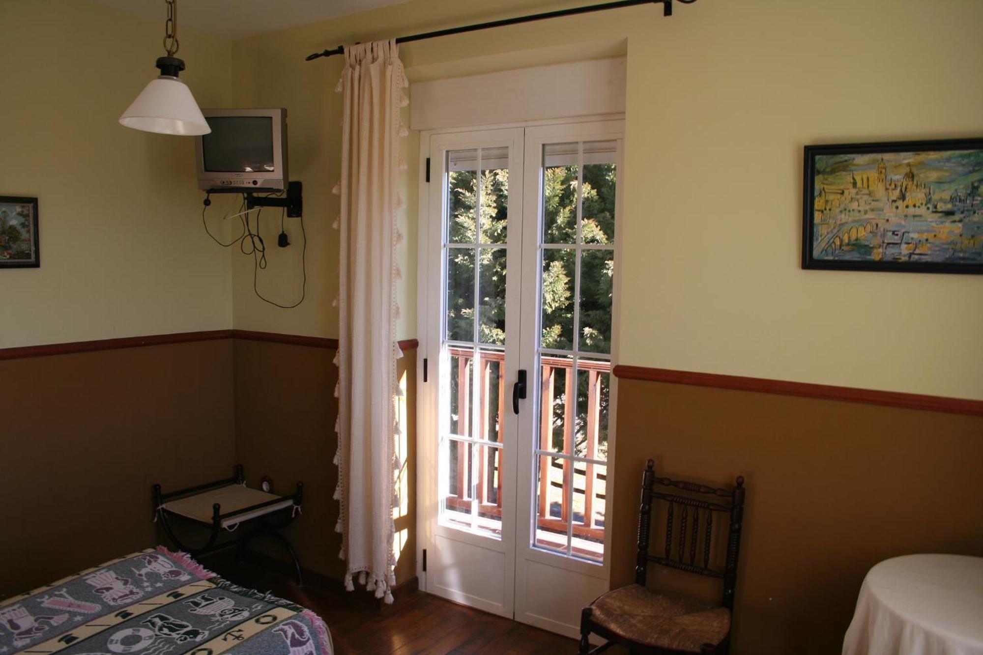 La Casona De Collado Guest House Hoyos del Collado ภายนอก รูปภาพ
