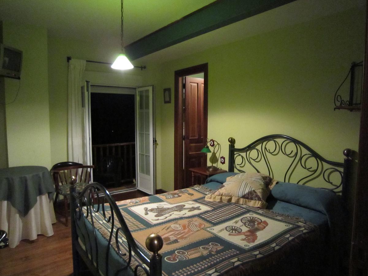 La Casona De Collado Guest House Hoyos del Collado ภายนอก รูปภาพ