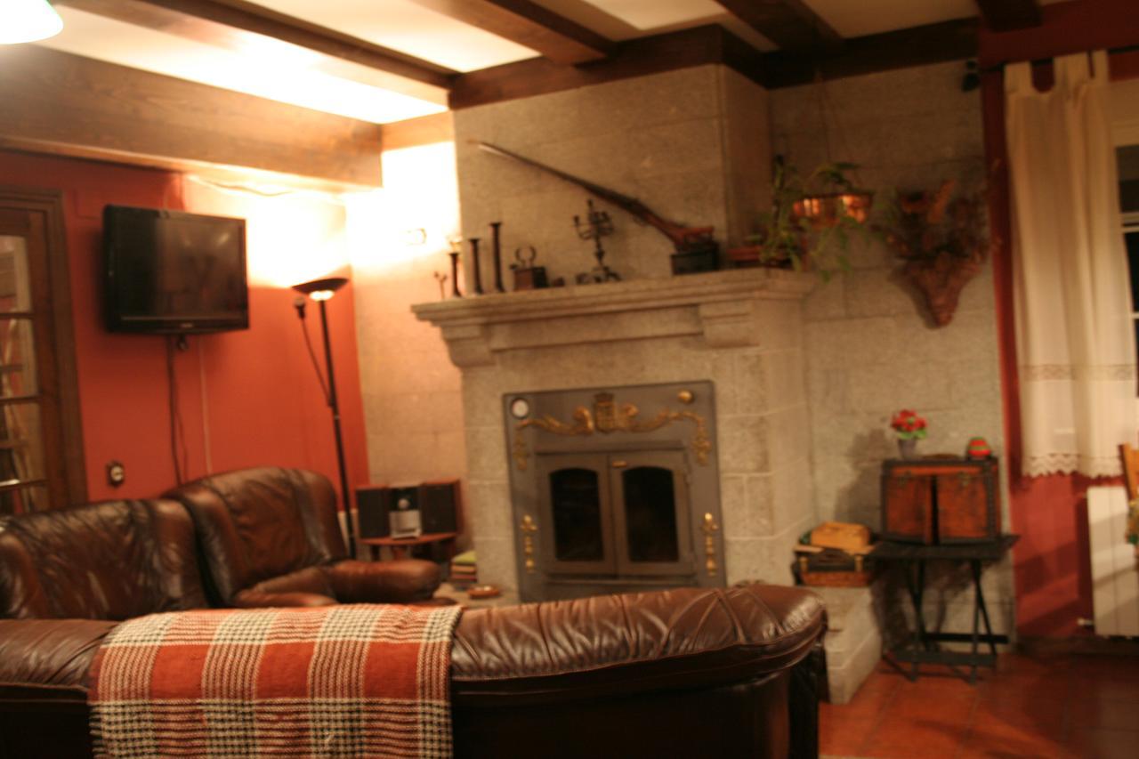 La Casona De Collado Guest House Hoyos del Collado ภายนอก รูปภาพ