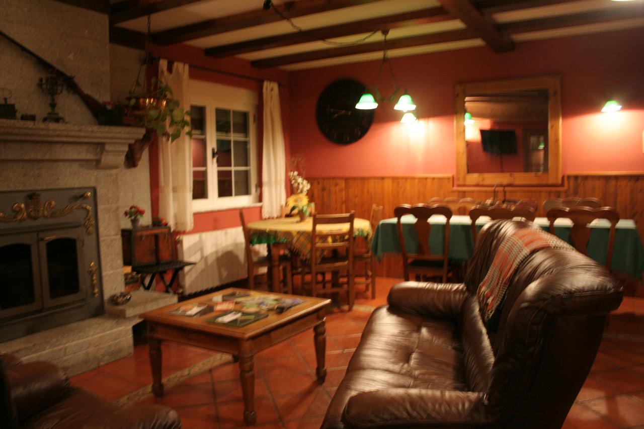 La Casona De Collado Guest House Hoyos del Collado ภายนอก รูปภาพ