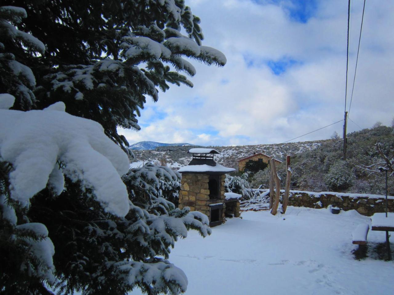 La Casona De Collado Guest House Hoyos del Collado ภายนอก รูปภาพ